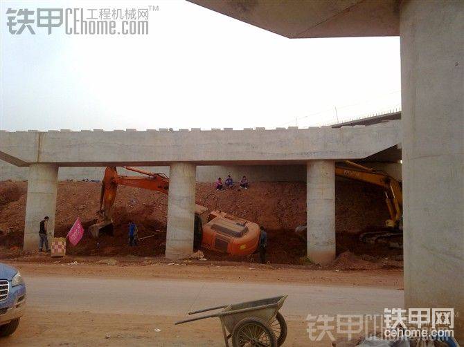 我在宿舍斗地主有人說有挖機陷了出來一看無語咯