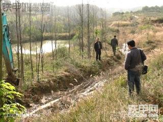 单反记录神钢130外地回来进行越野赛道休整工作