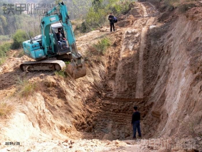 單反記錄神鋼130外地回來進(jìn)行越野賽道休整工作