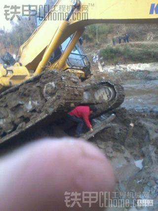 重新上传的小松220-8   陷泥潭
