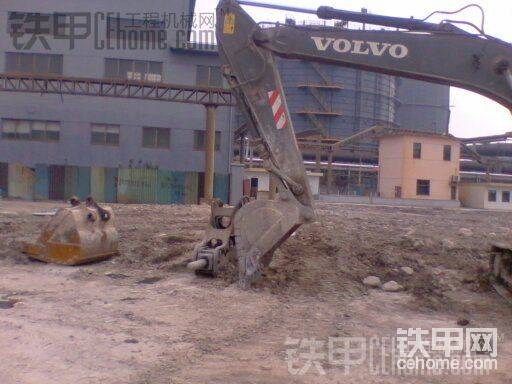 鋼廠內(nèi)部的挖機(jī)。