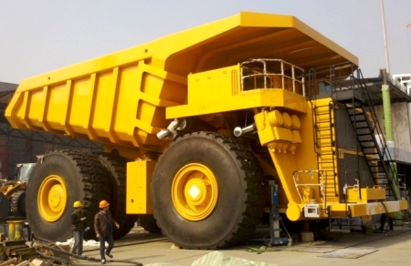 400吨矿山自卸车图片