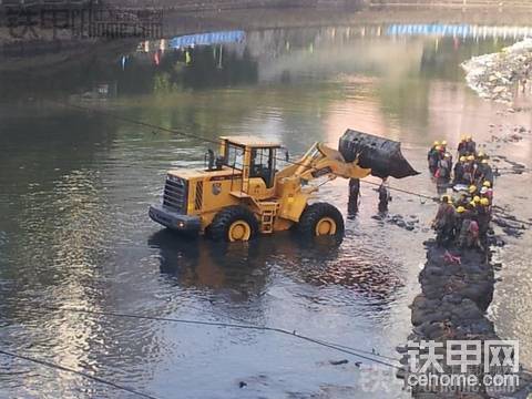 蛟龍出洞、蛟龍戲水---我的萬能裝載機，無可比敵