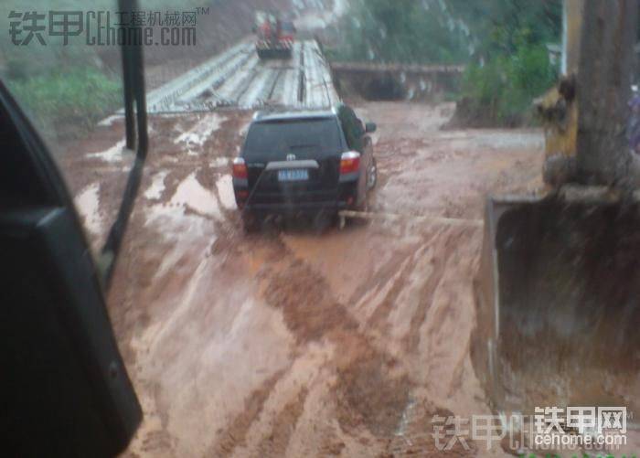 下起雨了，路太滑收工。工地老板電話叫我來拉他的車。這么好的車滑一點(diǎn)也出不來。