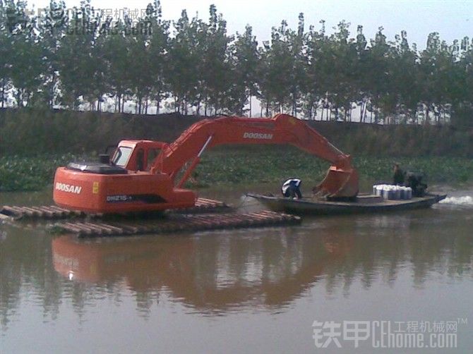 加長臂水陸挖掘機吊裝大平板車