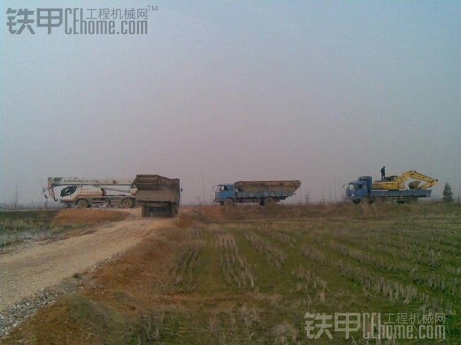 加長臂水陸挖掘機(jī)吊裝大平板車