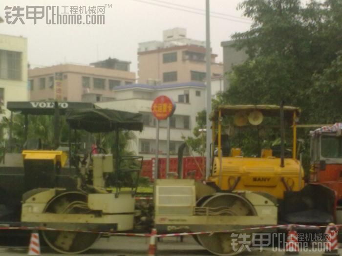 在海南看到的三一摊铺机