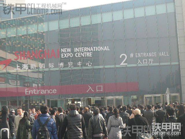 上海新国际博览中心2号入口外