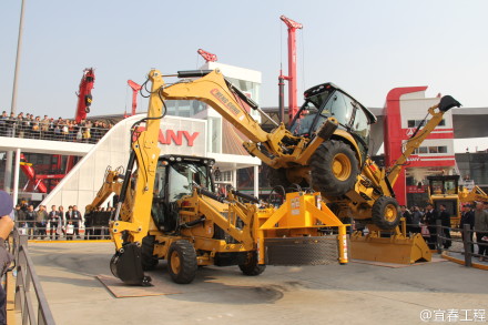 成工兩頭忙PK JCB，跨dang而過(guò)