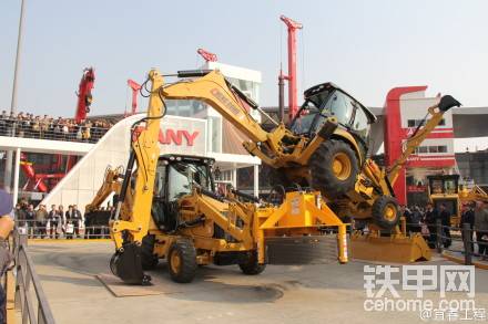 成工兩頭忙PK JCB，跨dang而過