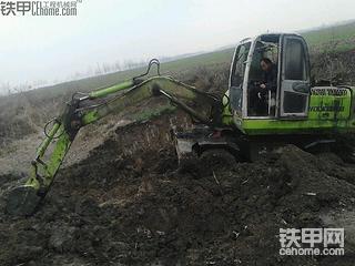 犀牛輪挖 （陷車了...）