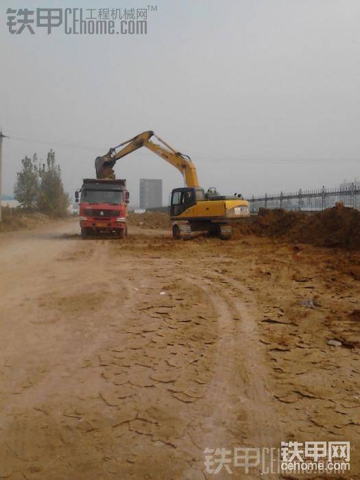 山重建機(jī)，這是我干挖掘機(jī)有史以來(lái)最難開的車，才兩年的車，破的不能再破了。