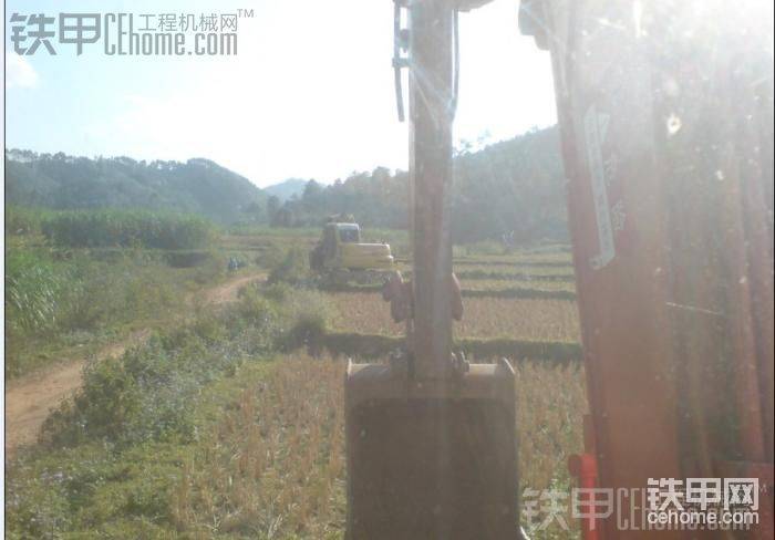 终于看到阳光了。挖到那台小松就可以进城。