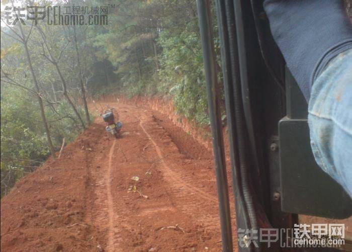 这段路要修大点。还要拉材料上来砌砖
