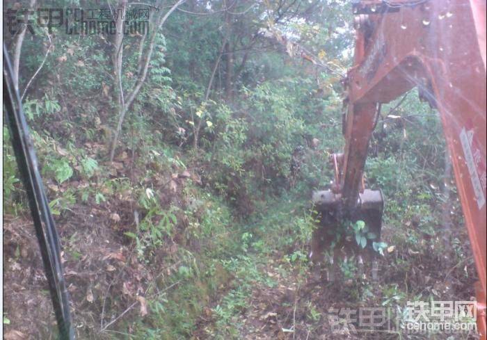 山上沒路，只能邊修路邊挖溝。