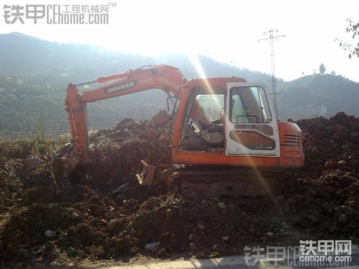 帶班的挖機(jī)是斗山80挖機(jī)還是很好開(kāi)的。。5000多小時(shí)操作手柄間隙非常的大不是很好開(kāi)。。