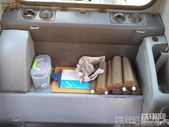 是不是摆的很整齐，那个小白盒是装一些黄油嘴，和一些小的东西的不容易丢