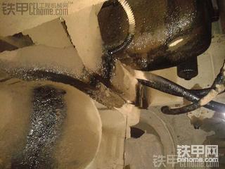 求救，發(fā)動機(jī)油底殼漏油了。