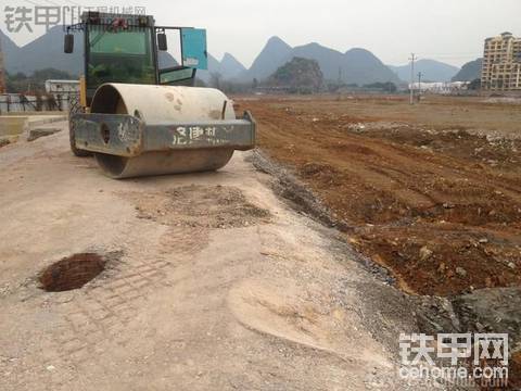 洛建LS220壓路機(jī)八年使用報(bào)告。