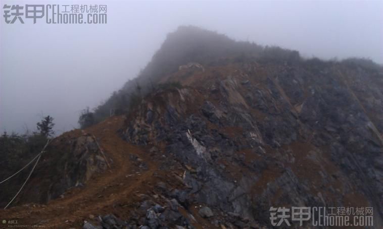 石場揭蓋山。修路平臺作業(yè)