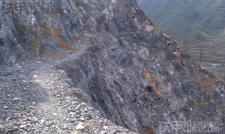 石場揭蓋山。修路平臺作業(yè)