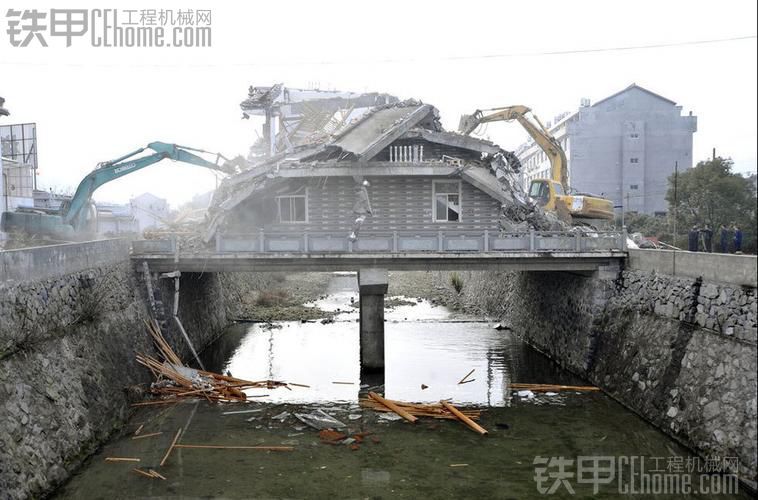 双机合作：拆除一栋建在桥上的房子