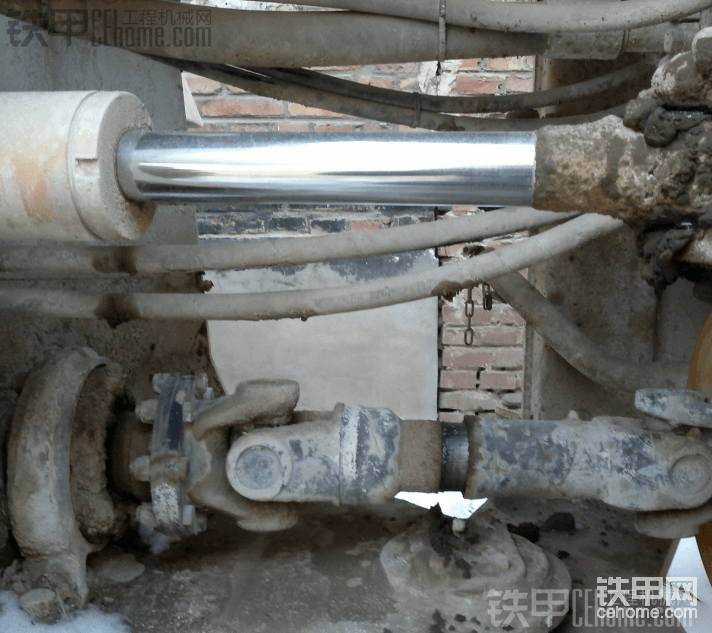 還是咬接，我打黃油很勤的，甲友們看轉向油缸上的黃油就知道了。