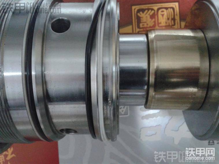 剛要裝發(fā)現(xiàn)嚴重問題，油缸有明顯的質量問題