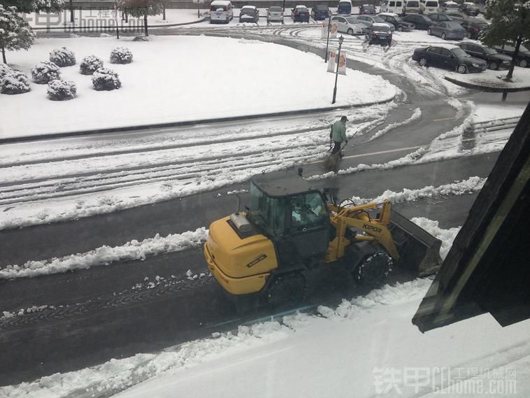 開普小裝載機(jī)在鏟雪