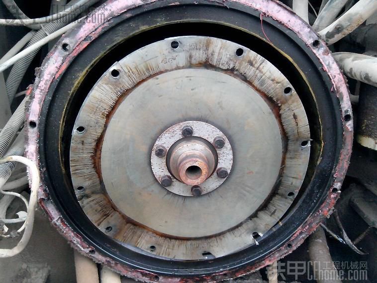 实拍厦工955-ii换上柴c6121飞轮齿全过程