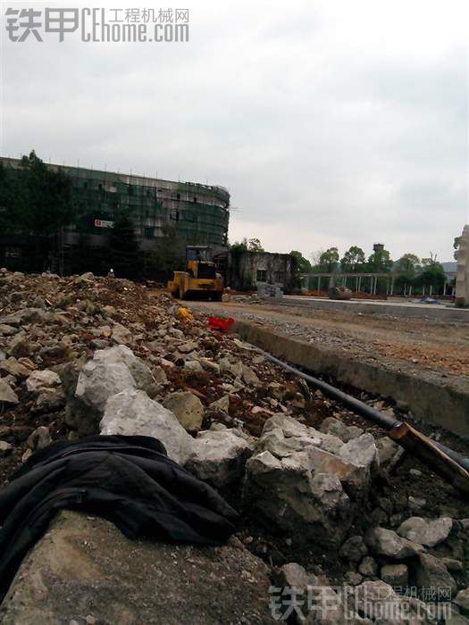 今天沒(méi)什么事情做剛好旁邊有臺(tái)老壓路機(jī)就追上去拍了點(diǎn)照片