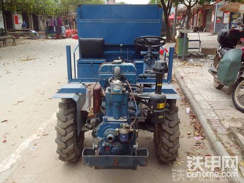 實拍； 稀有車輛&quot;霸氣四驅(qū)盤拖&quot;宏雁12Y盤式拖拉機(+視頻。）