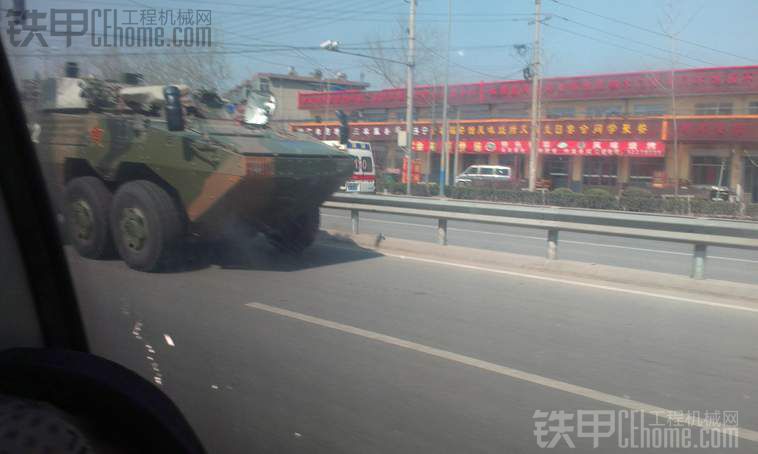 在路上遇到裝甲運兵車！給力！