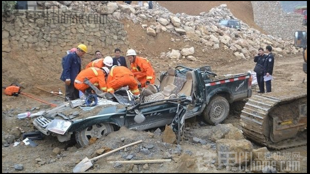 贵阳工地发生货车侧翻 皮卡车被压成“饼”