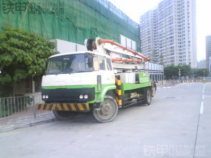 在香港街邊看到的古董泵車