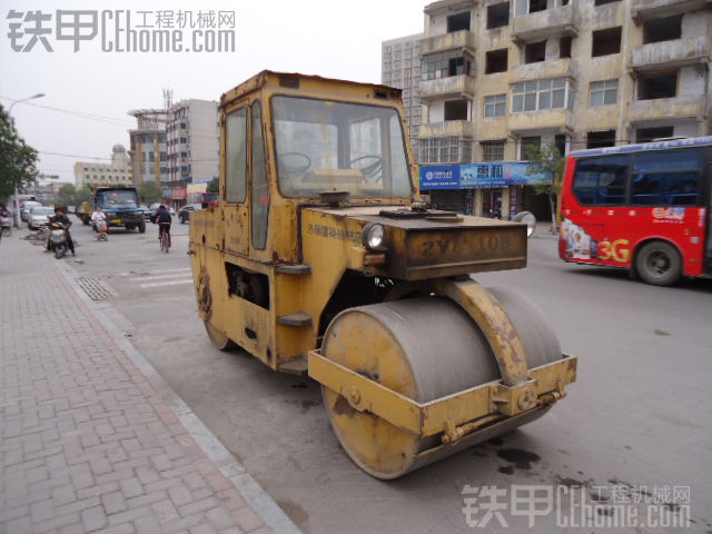 百年經(jīng)典---洛建機(jī)械雙鋼輪壓路機(jī)