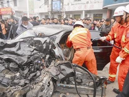 轎車撞上混凝土泵車 車頭撞爆司機被困(圖)