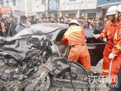 轿车撞上混凝土泵车 车头撞爆司机被困(图)