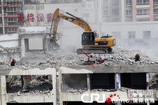 郑州2台挖掘机楼顶作业 安全问题引发热议