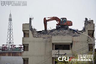 郑州2台挖掘机楼顶作业 安全问题引发热议