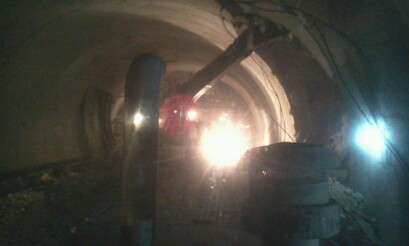 隧道裏面的挖機
