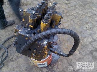 現(xiàn)代225-7挖掘機(jī)小臂拉缸后的現(xiàn)象及故障修復(fù)