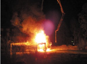 泵车夜间作业时触碰高压线起火，300W泵车报废
