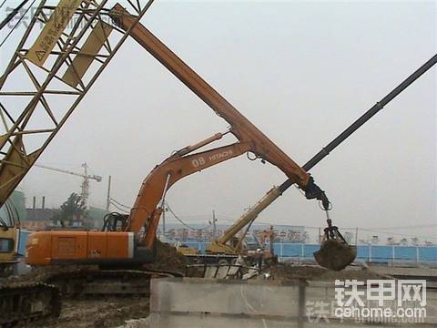 伸縮臂挖掘機(jī)