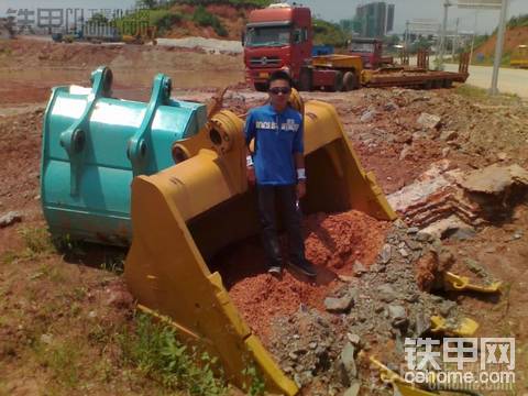 自己在工地上拍的  卡特349D L挖机工作视频