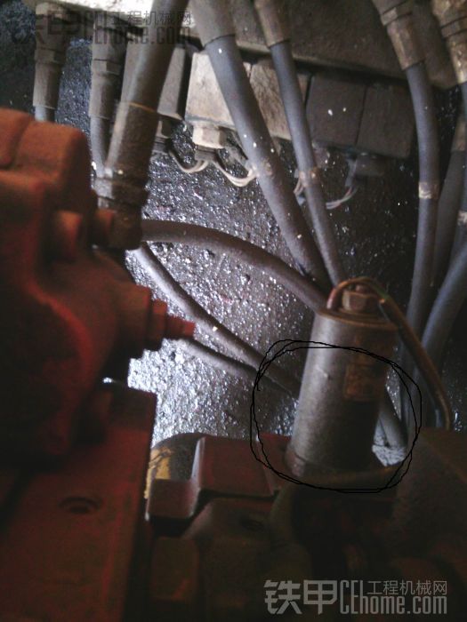 现代225-7液压泵压力测量口