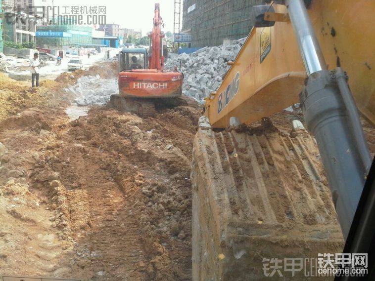 一部日立的120機(jī)在修路