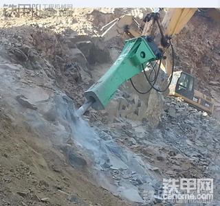 玉柴360挂蒙特贝破碎锤征战昌平采石场