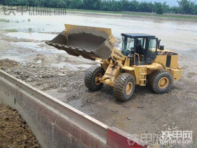 我弟在學裝車他很不適應開拉線他問我怎么還會自己慢慢上的以前他一直開的是柳工856所以不知道回到中位才停