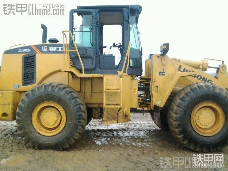 這車的車頭出大太陽不會直接射到車頭里面不想柳工50C那樣子陽光全射進車頭
